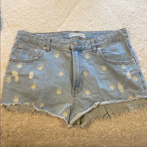 Cute jean shorts with flower design - Picture 1 of 3